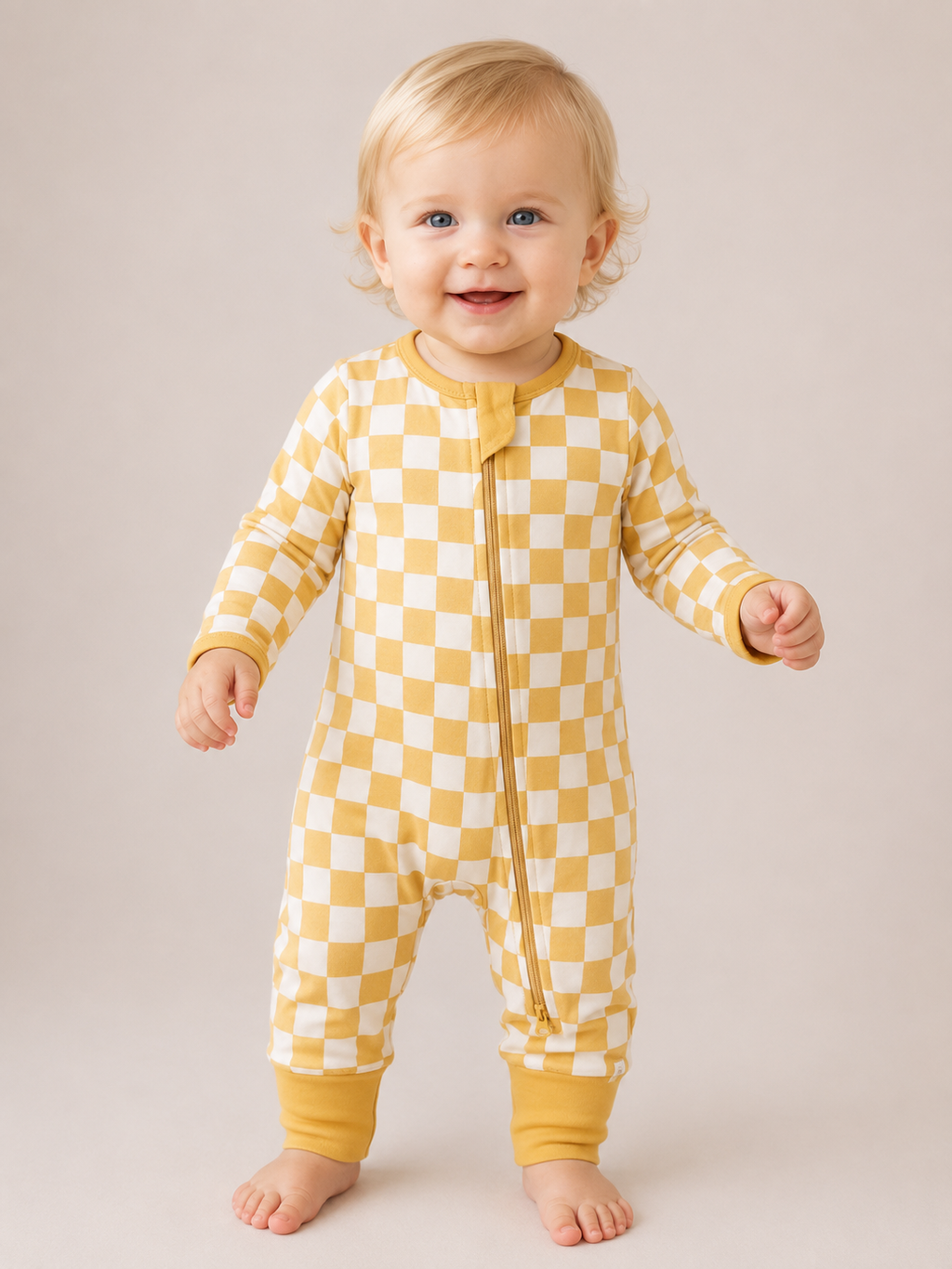 Baby in Milo & Mae zip-romper, geel geblokt