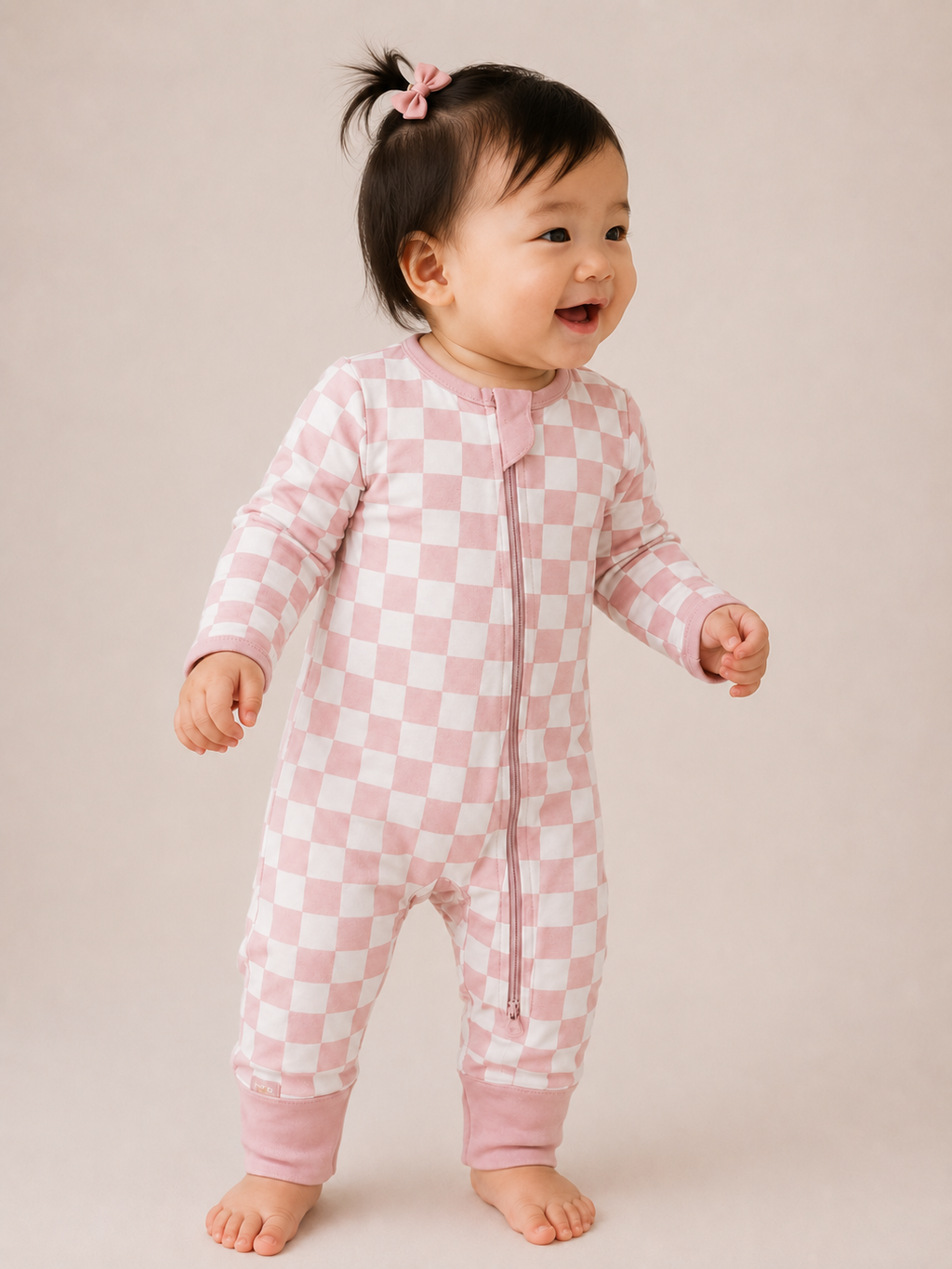 Baby in Milo & Mae zip-romper, roze geblokt